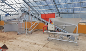 馬糞の堆肥化・選別・袋詰め